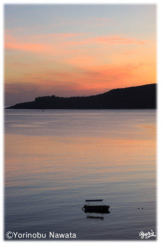 「朝映えのウッパマビーチと古宇利」見本写真・転載厳禁・プロ写真家なわたよりのぶ