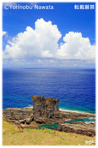 与那国島軍艦岩イメージ・縦／写真転載厳禁・プロ写真家なわたよりのぶ