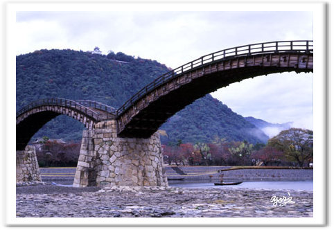 朝靄の錦帯橋写真／転載厳禁・プロ写真家なわたよりのぶ