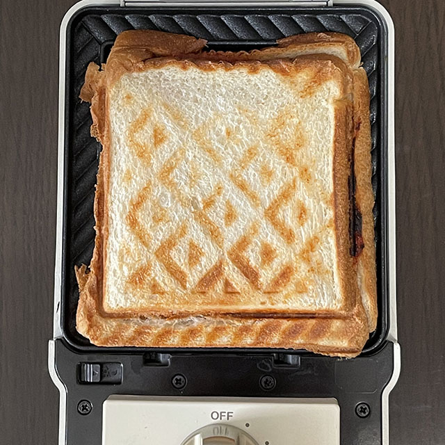 『耳まで焼けるホットサンドメーカー(BRUNO)で角食冷凍パンを焼いた状態の写真』転載厳禁・プロ写真家縄田頼信 耳まで焼けるホットサンドメーカー(BRUNO)で角食冷凍パンを焼いた状態の写真・転載厳禁・プロ写真家なわたよりのぶ