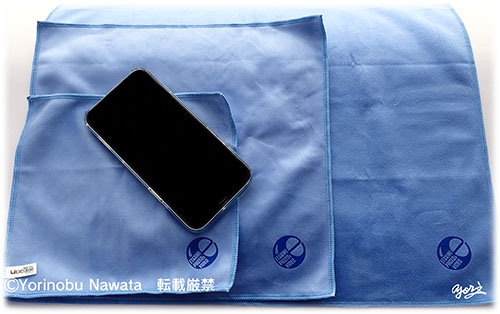 『(iPhone12ProMax+純正クリアケース)を綺麗に包み込み、画面汚れ除去が出来る特殊クロス・サイズ比較』転載厳禁・プロ写真家縄田頼信 (iPhone12ProMax+純正クリアケース)を綺麗に包み込み、画面汚れ除去が出来る特殊クロス・サイズ比較