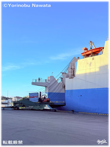 「フェリー貨物積み込み」見本写真・転載厳禁・プロ写真家なわたよりのぶ