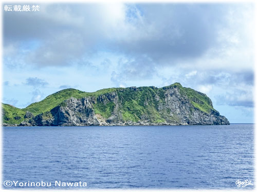 「渡名喜島・ヲモの崎下の海岸線」写真転載厳禁・プロ写真家なわたよりのぶ