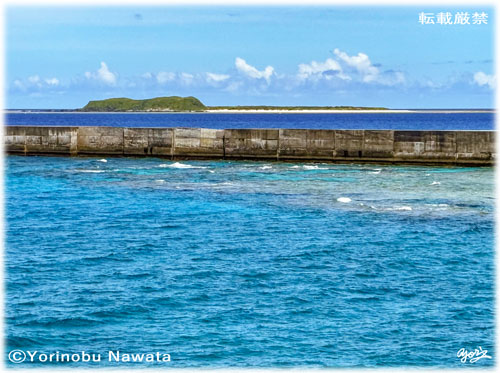 「渡名喜港からの入砂島」写真転載厳禁・プロ写真家なわたよりのぶ