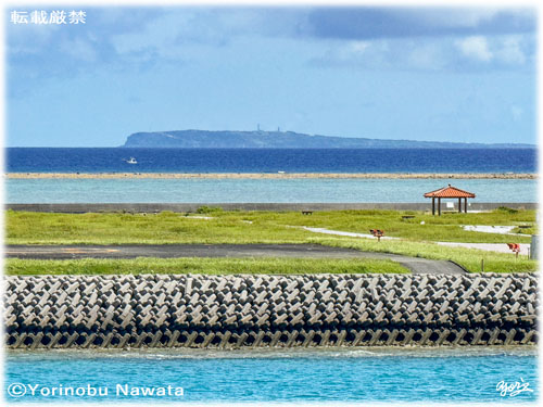 「渡名喜港からの粟国島」写真転載厳禁・プロ写真家なわたよりのぶ