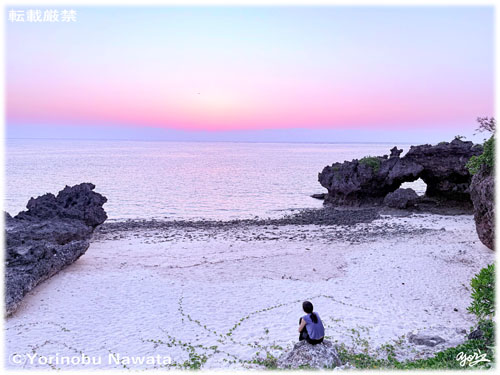 「朝映えの海を見つめる女（ひと）」写真・転載厳禁・プロ写真家なわたよりのぶ
